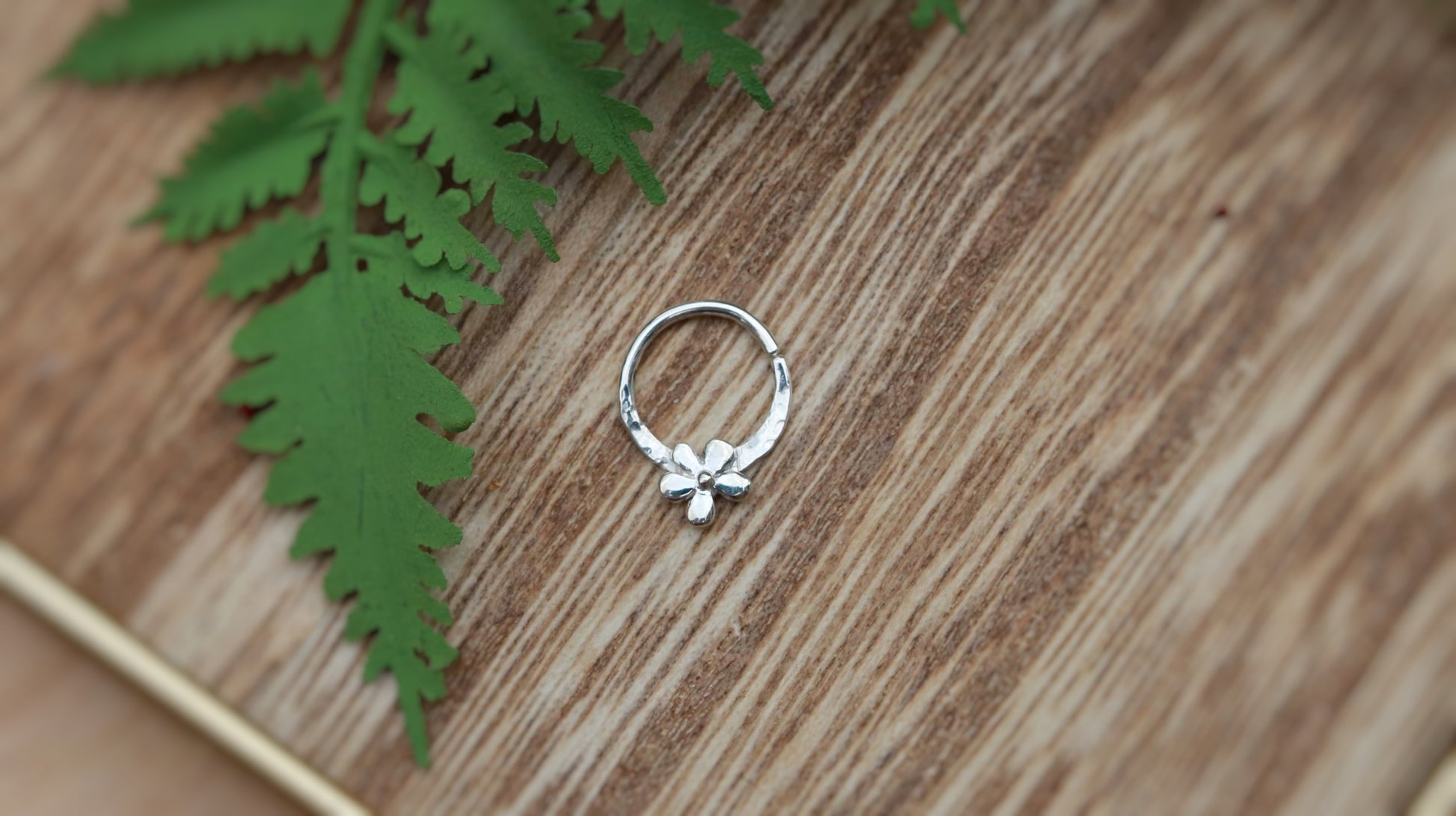 Faux piercing septum en acier style floral à petit prix Faux piercing septum en acier style floral à petit prix
