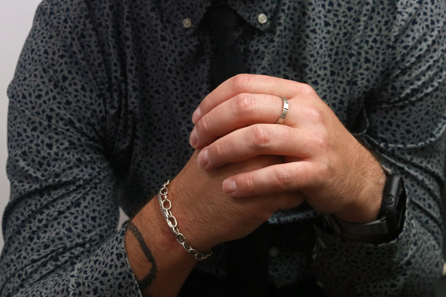 A model wearing a solid sterling silver oval chain link bracelet mixed polished and textured links.