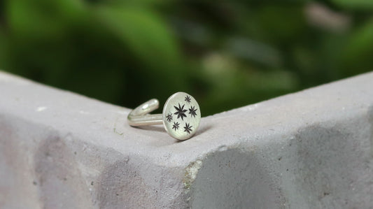 5mm, flat, solid sterling silver disc nose stud with black hand carved stars.