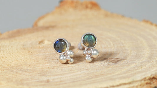 5mm round labradorite set in solid sterling silver with a tetrad bubble cluster.